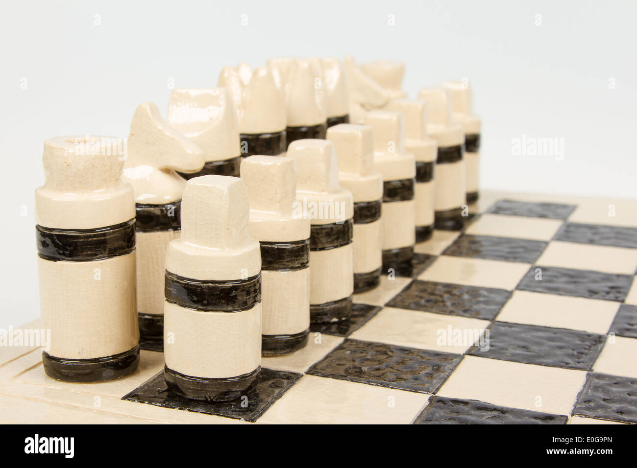 Exclusivo juego de ajedrez artesanal (cerámica), aislado, Holanda  Fotografía de stock - Alamy
