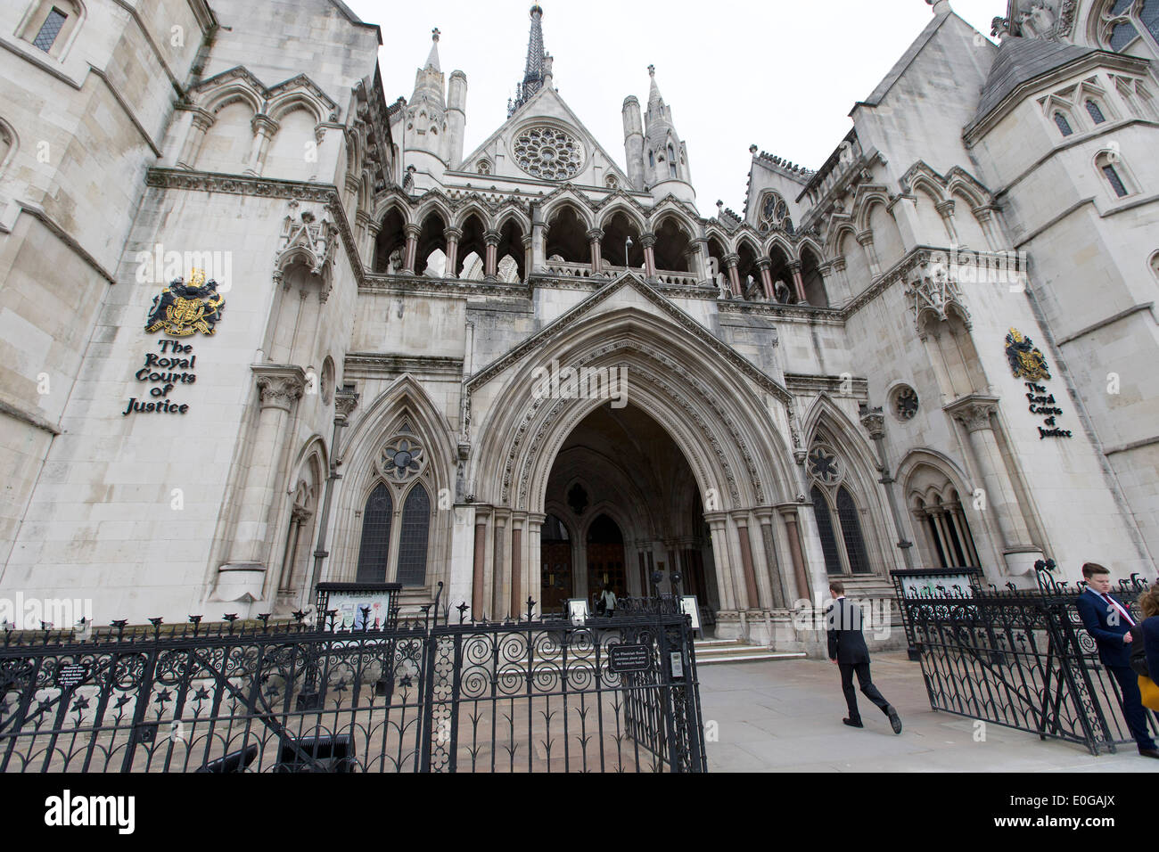 Reino Unido, Londres : una imagen muestra una vista general de GV las Cortes Reales de justicia en Londres. Foto de stock
