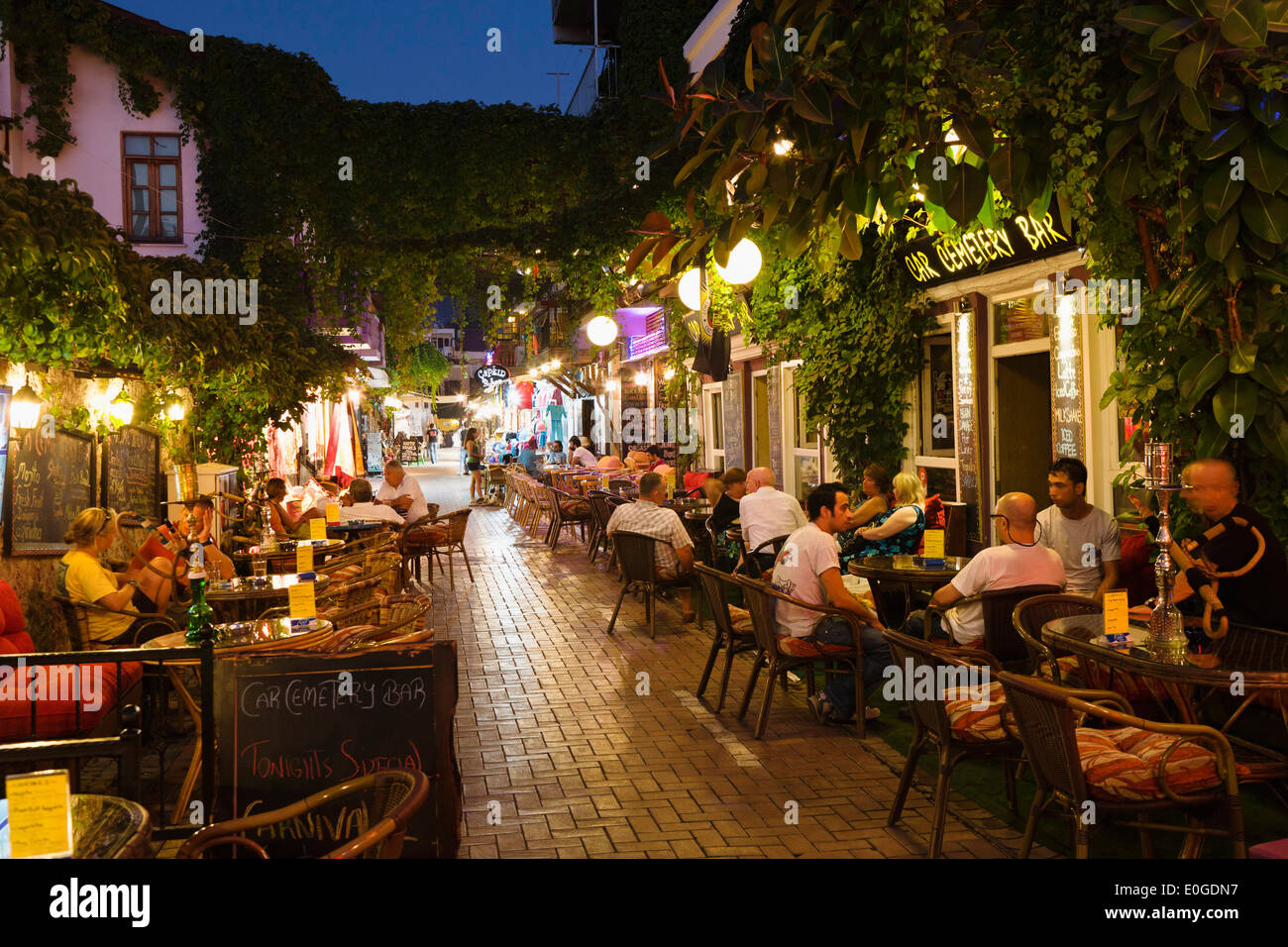 Bar y restaurante en el bazar en el casco antiguo de la ciudad de Fethiye, Licio Costa, Mar Mediterráneo, Turquía Foto de stock