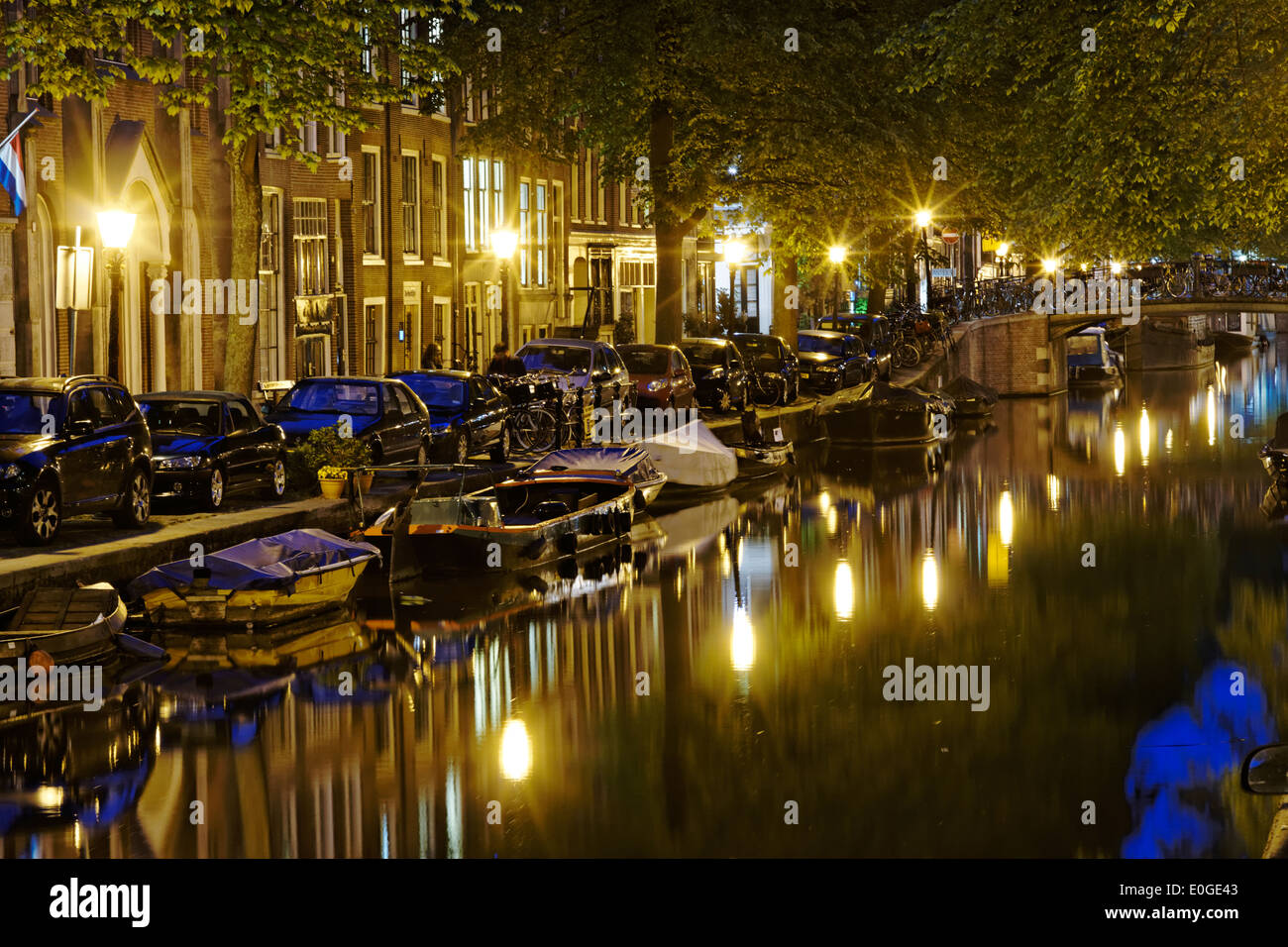 Canal de Amsterdam en la noche la luz del atardecer. Foto de stock