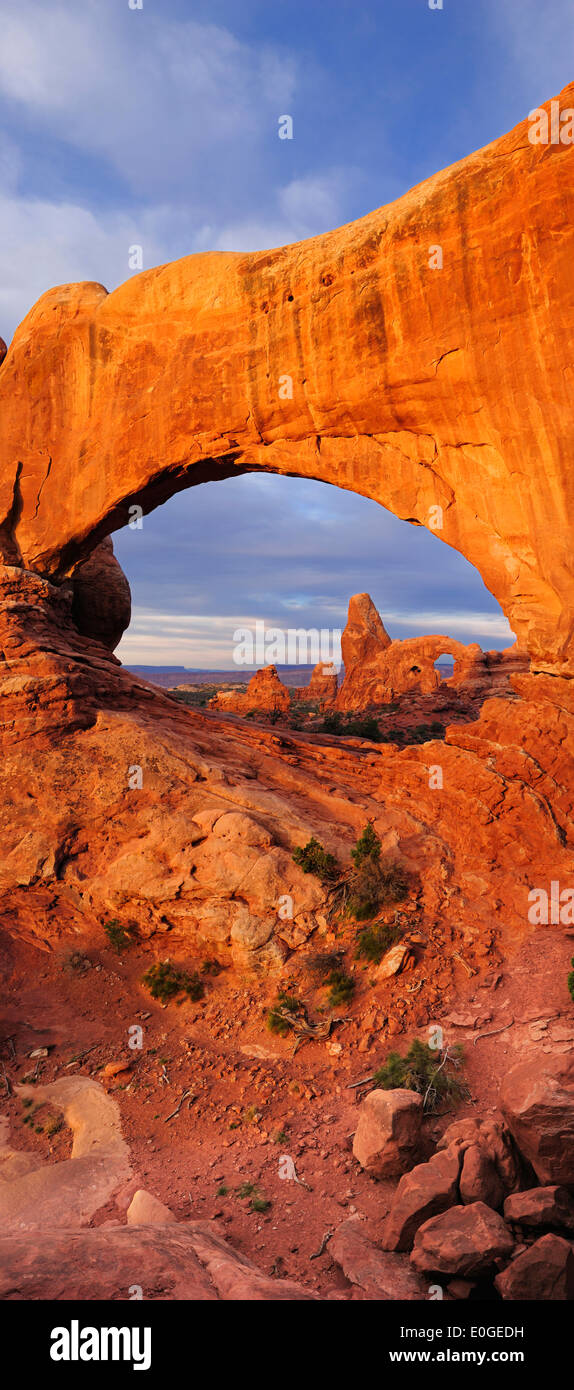 Vista a través del Arco Norte hasta la ventana de arco de la Torreta, Sección de ventana, Arches National Park, Moab, Utah, EE.UU., en el suroeste de América Foto de stock