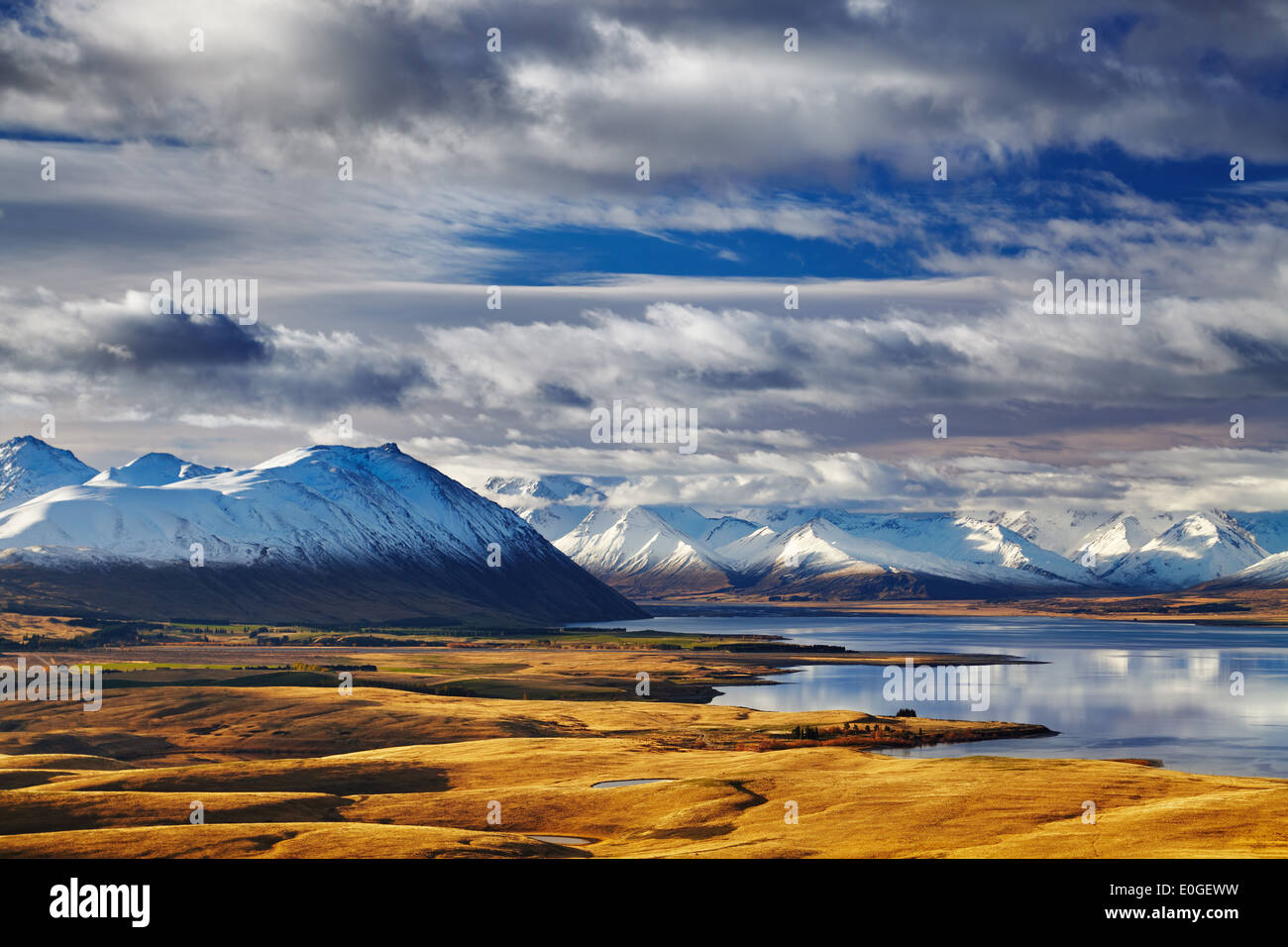 Sur de los Alpes y el Lago Tekapo, vista desde el Monte John, Mackenzie País, Nueva Zelandia Foto de stock