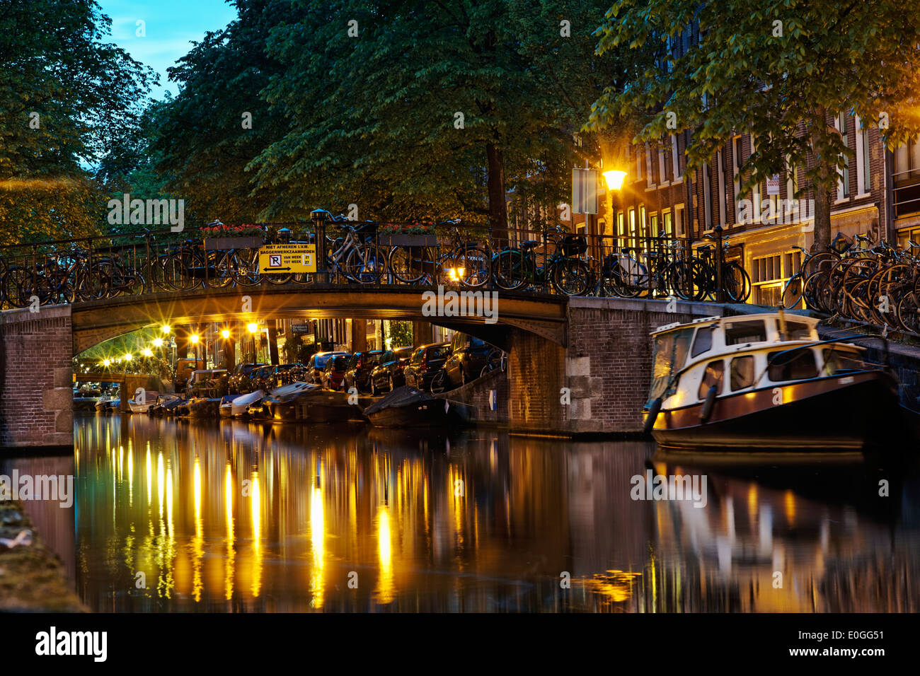 Canal de Amsterdam en la noche la luz del atardecer. Foto de stock