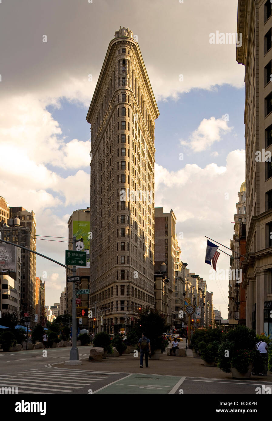 Flatiron Building, el edificio Fuller, conocido por su inusual forma triangular, en el cruce de 5ª avanue, Broadway y str 23 Foto de stock