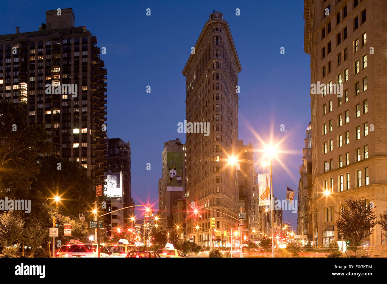 Flatiron Building, el edificio Fuller, conocido por su inusual forma triangular, en el cruce de 5ª avanue, Broadway y str 23 Foto de stock