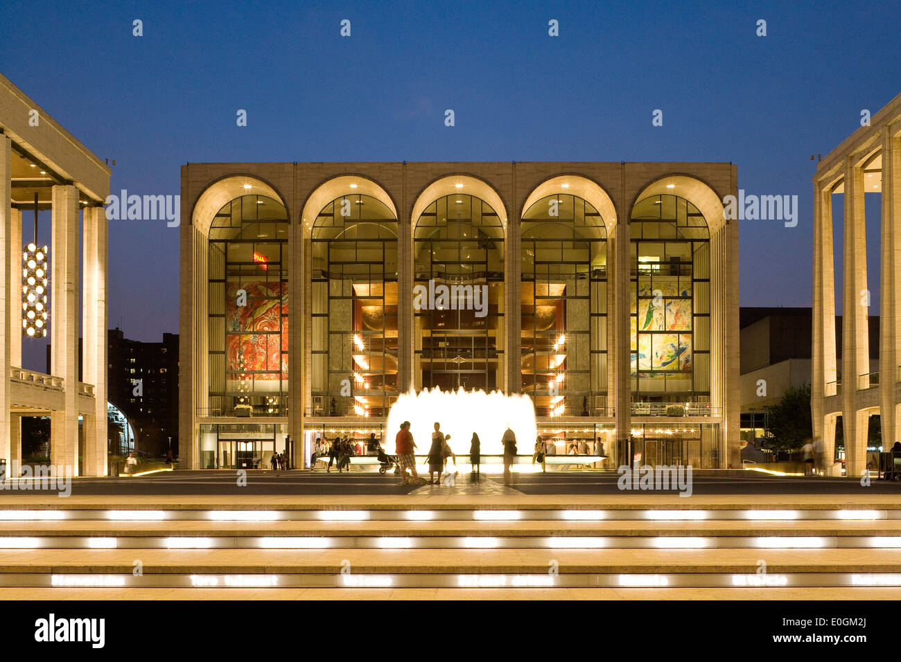 Metropolitan Opera House en el Lincoln Center for the Performing Arts, Manhattan, Ciudad de Nueva York, Nueva York, América del Norte, EE.UU. Foto de stock
