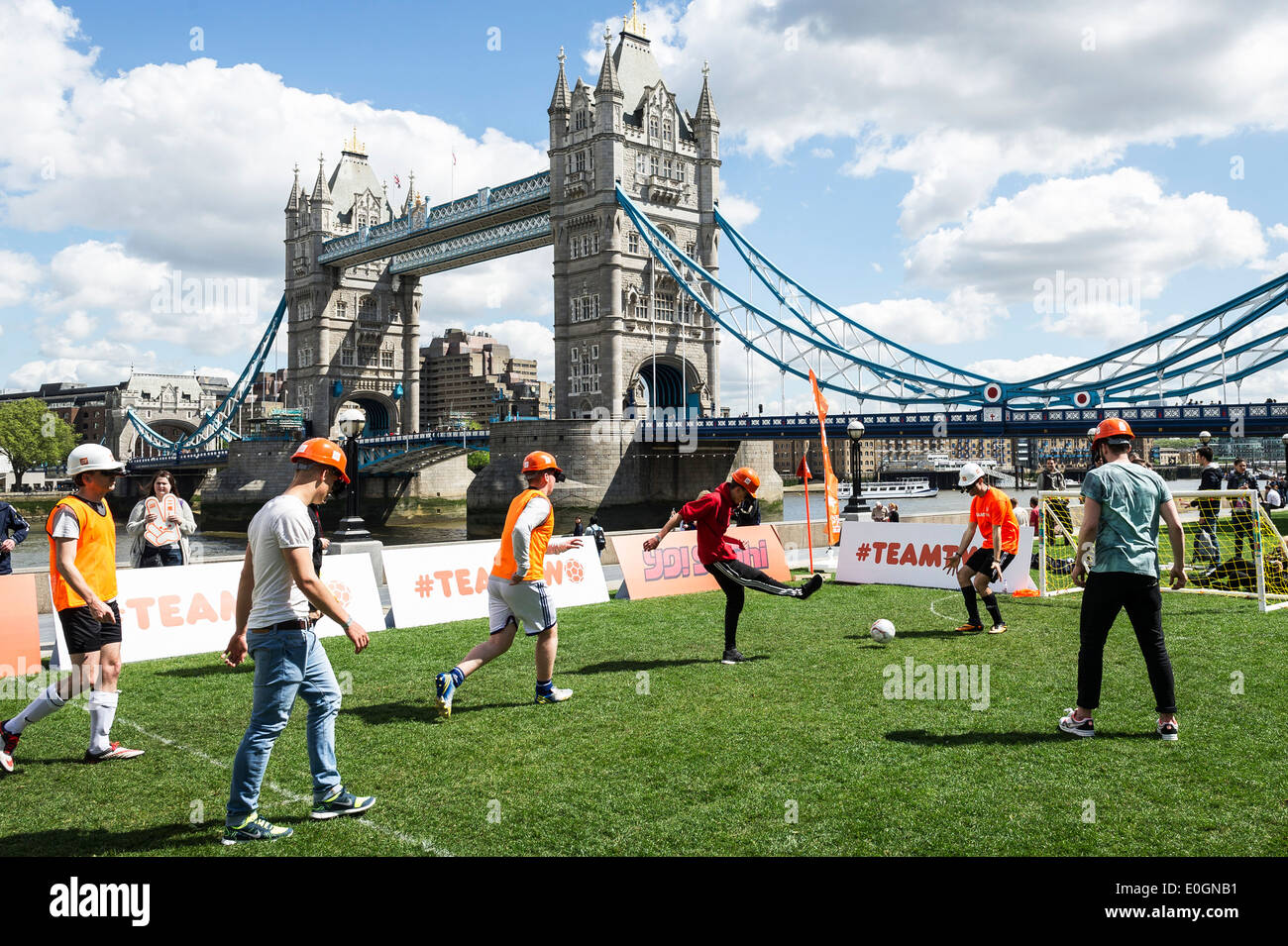 Un juego de fútbol Binocular japonés en el South Bank de Londres. Foto de stock