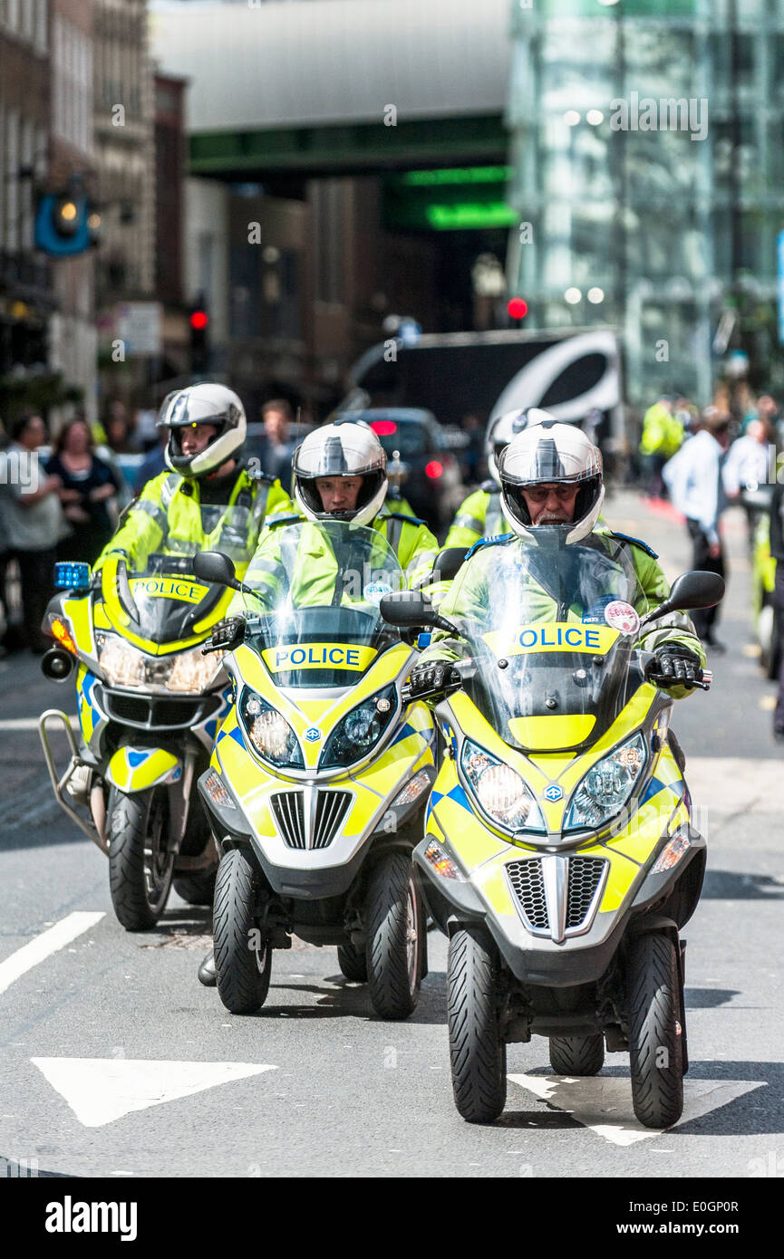 Motocicleta de la Policía Metropolitana de Londres. Foto de stock