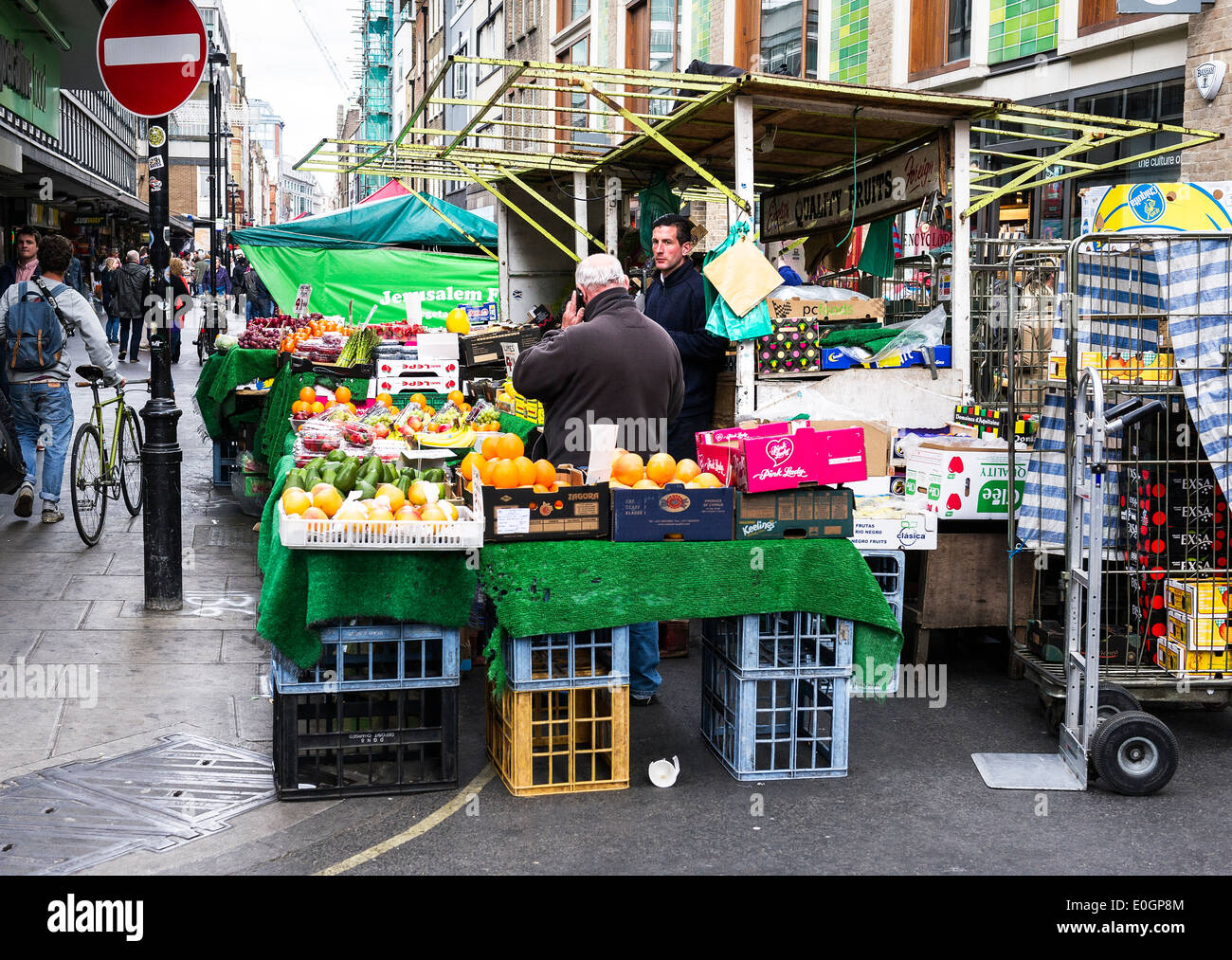 Un puesto de frutas en el mercado de Berwick Street en Soho, Londres, Reino Unido. Foto de stock