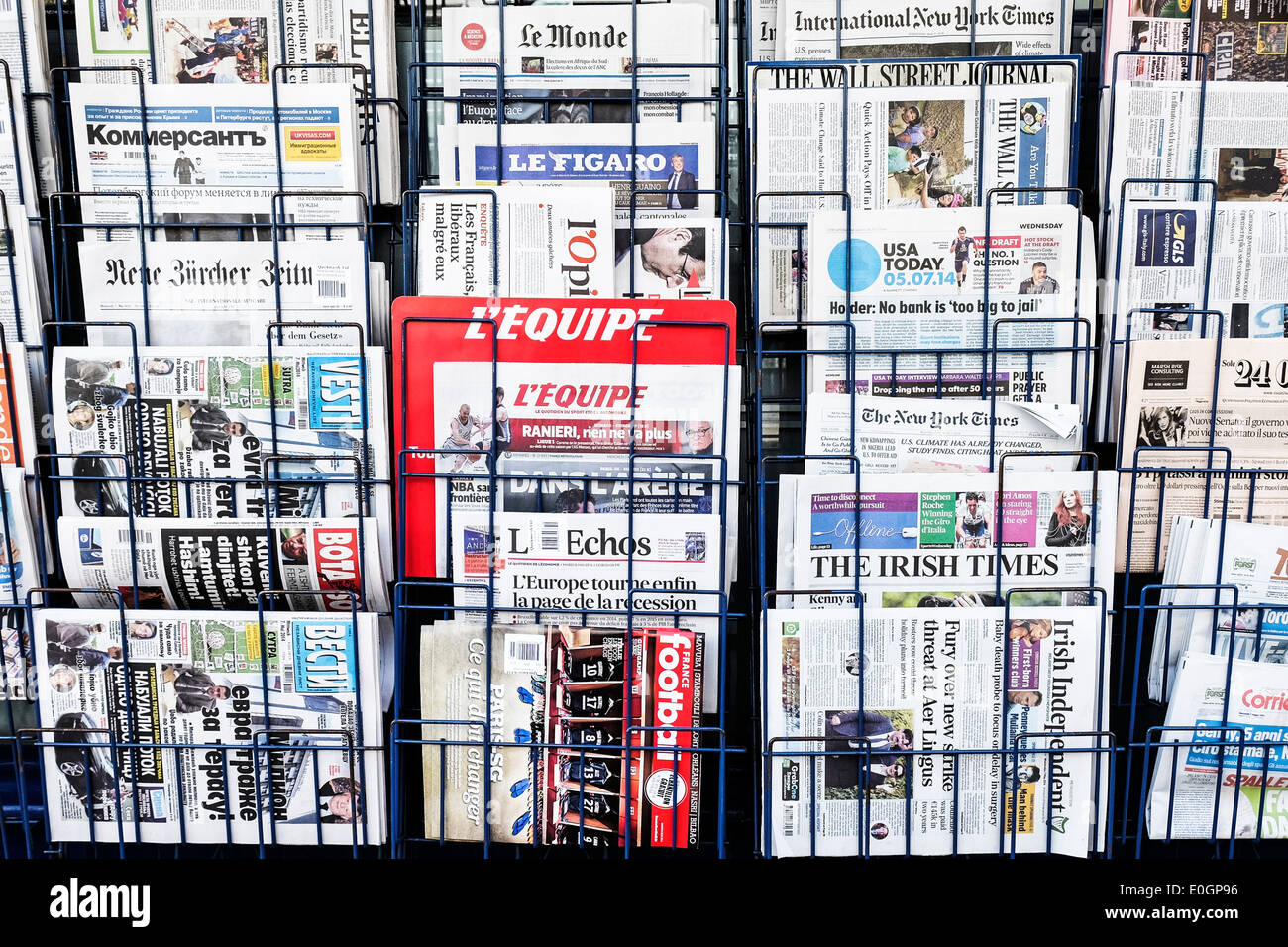 Los periódicos extranjeros en un rack. Foto de stock
