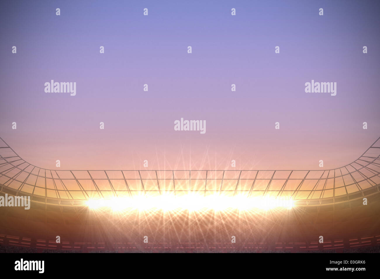 Estadio de fútbol grande bajo el cielo púrpura Foto de stock