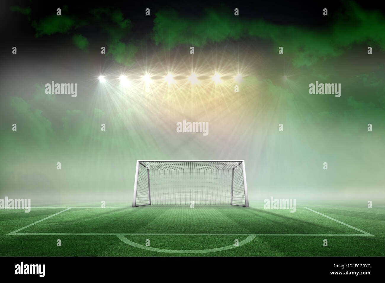 Objetivo y campo de fútbol bajo los proyectores Foto de stock