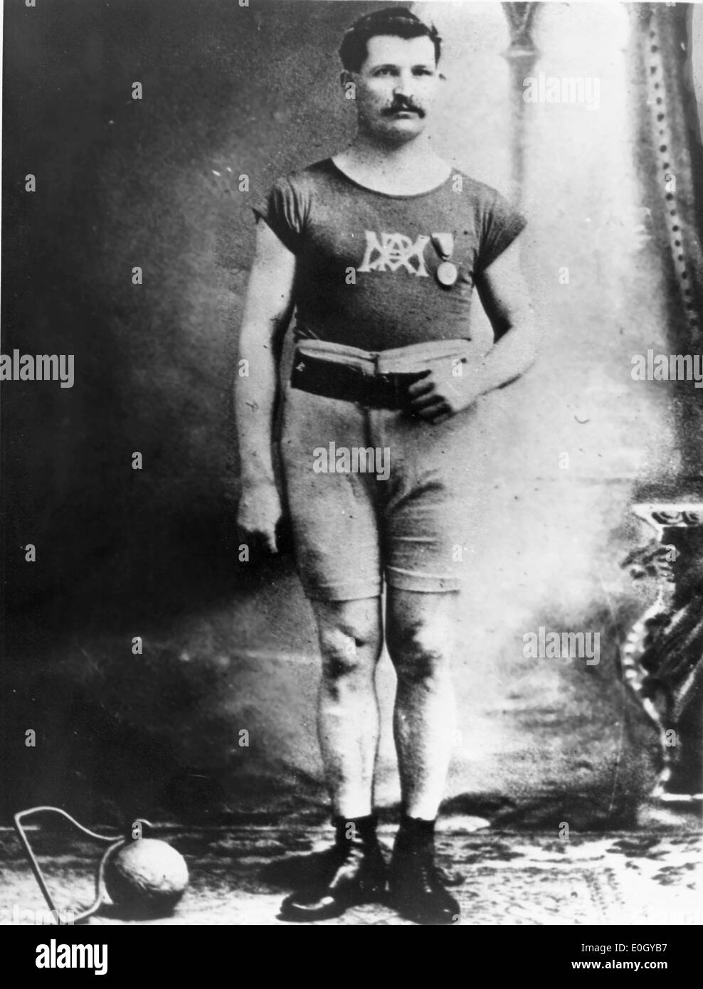 La medallista de oro Étienne Desmarteau quien ganó la primera medalla La medallista de oro Étienne Desmarteau quien ganó la primera medalla
