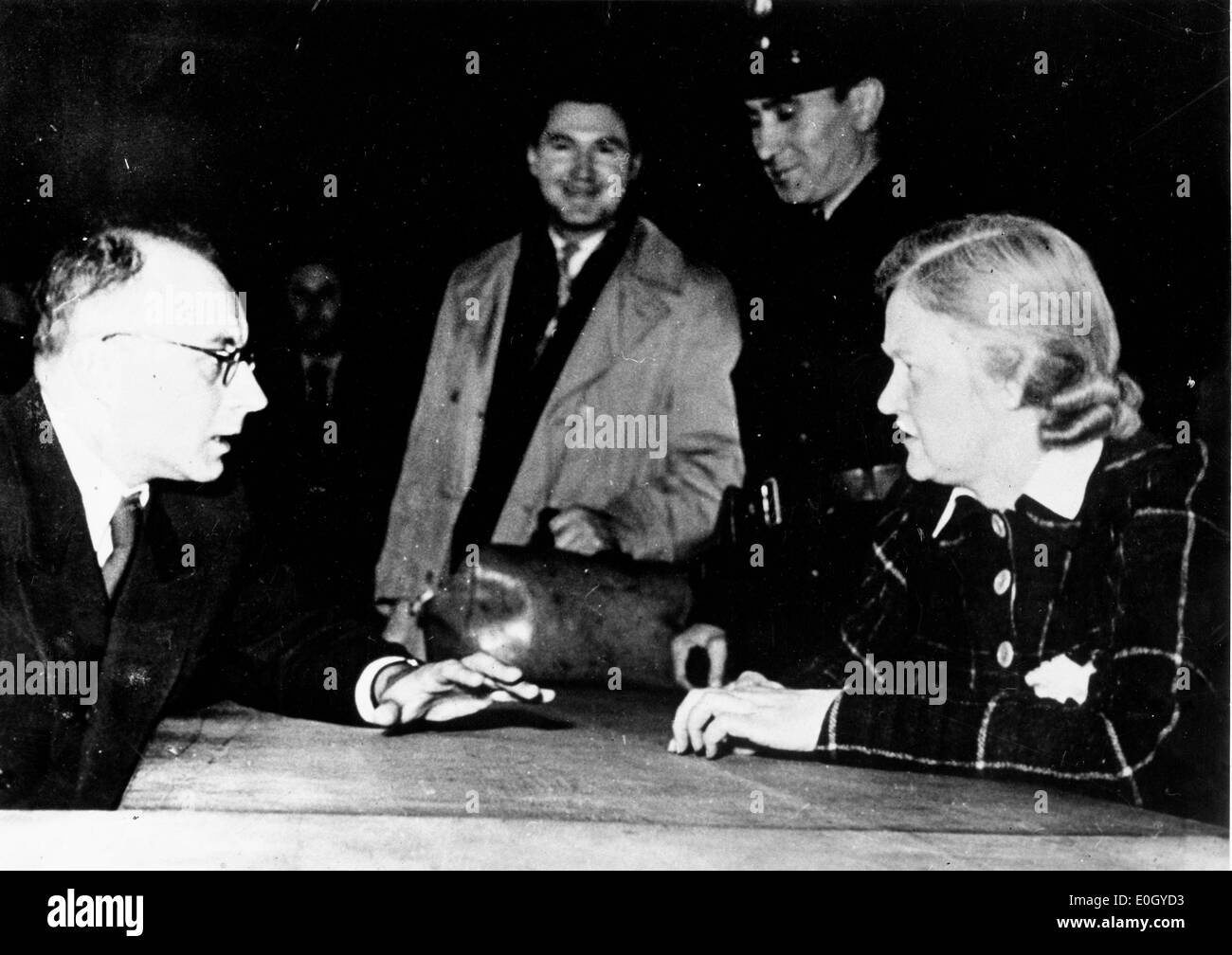 Enero 01, 1940 - Augsburg, Alemania - Foto de archivo: circa 1940. La bestia de Buchenwald ILSE KOCH visto con su abogado como el 2º Foto de stock
