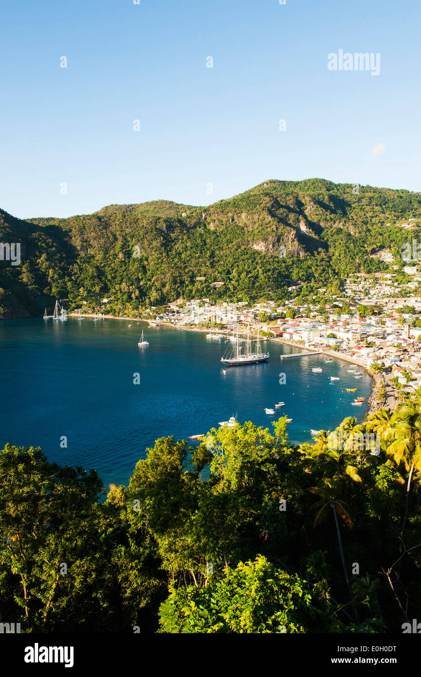 Paisaje costero y puerto, San Vicente y Granadinas, Islas de Barlovento, Antillas Menores, el Caribe Foto de stock