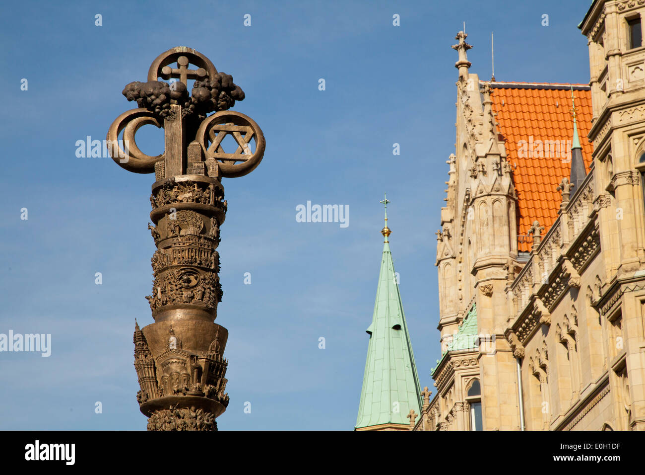 Columna de Cristianismo enfrente del castillo Dankwarderode, sculpure del escultor Juergen Weber, la historia del cristianismo, Brunswick Foto de stock