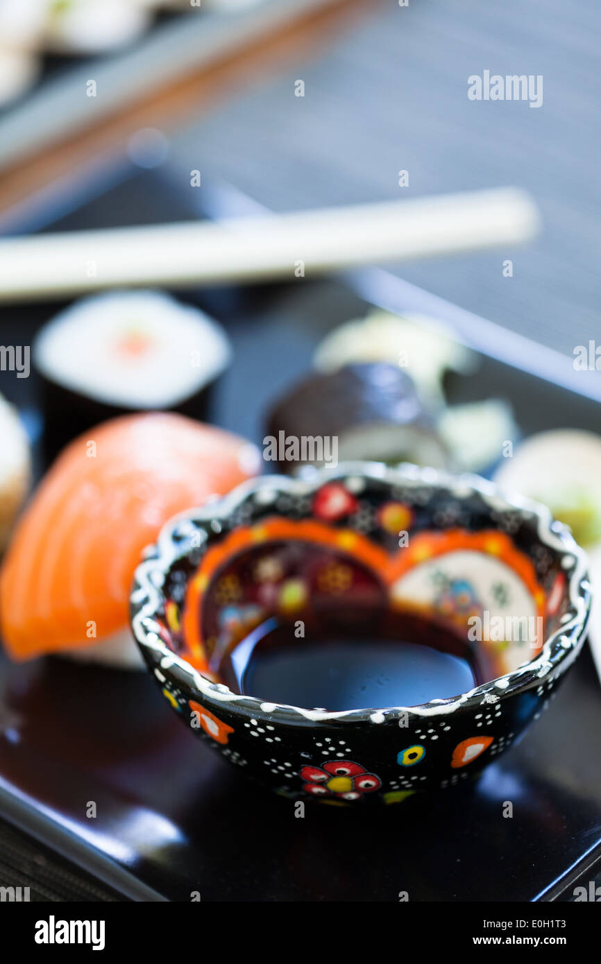 Primer plano de la taza de salsa de soja sobre el plato de sushi Foto de stock