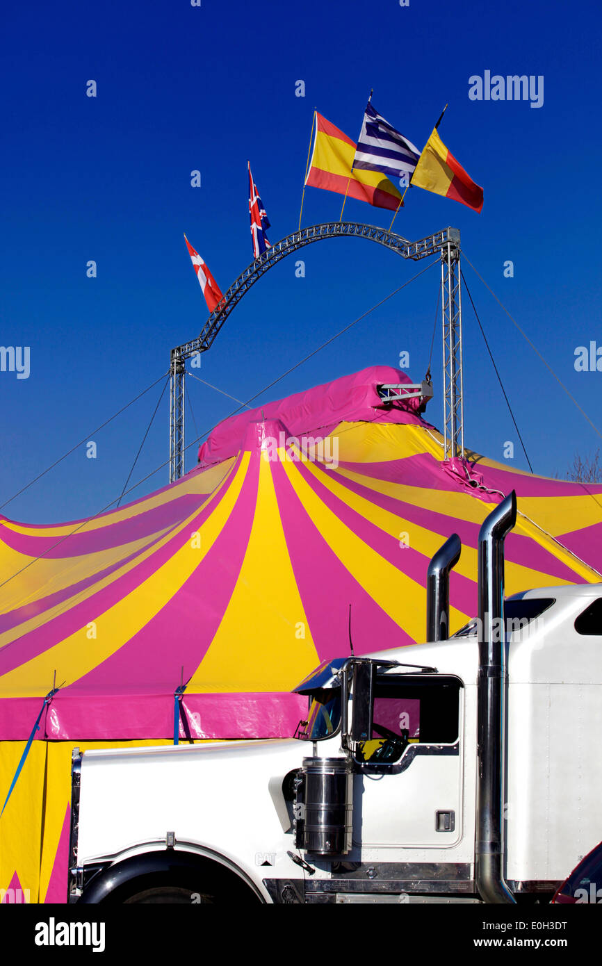 Circus vehicle fotografías e imágenes de alta resolución - Alamy