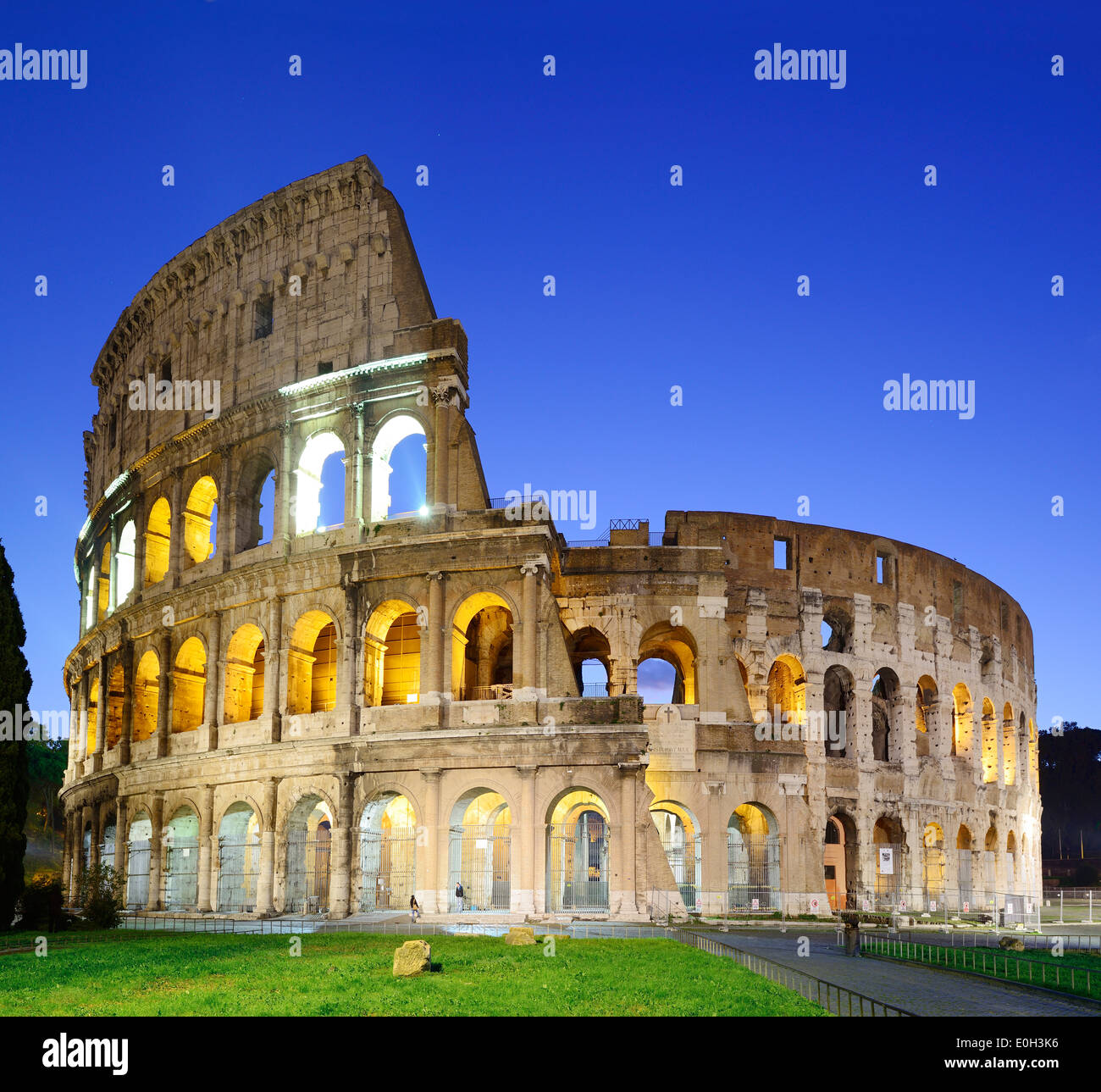 Encendida en el Coliseo de Roma por la noche, la UNESCO Patrimonio de la Humanidad Roma, Roma, Lacio, Lacio, Italia Foto de stock