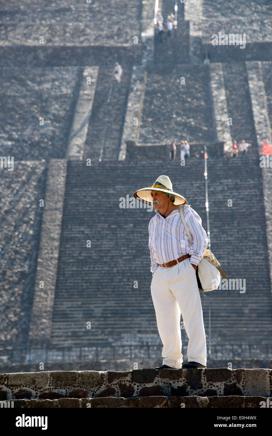 Hombre vestido con sombrero con escalera de la Pirámide del Sol Teotihuacán México Foto de stock