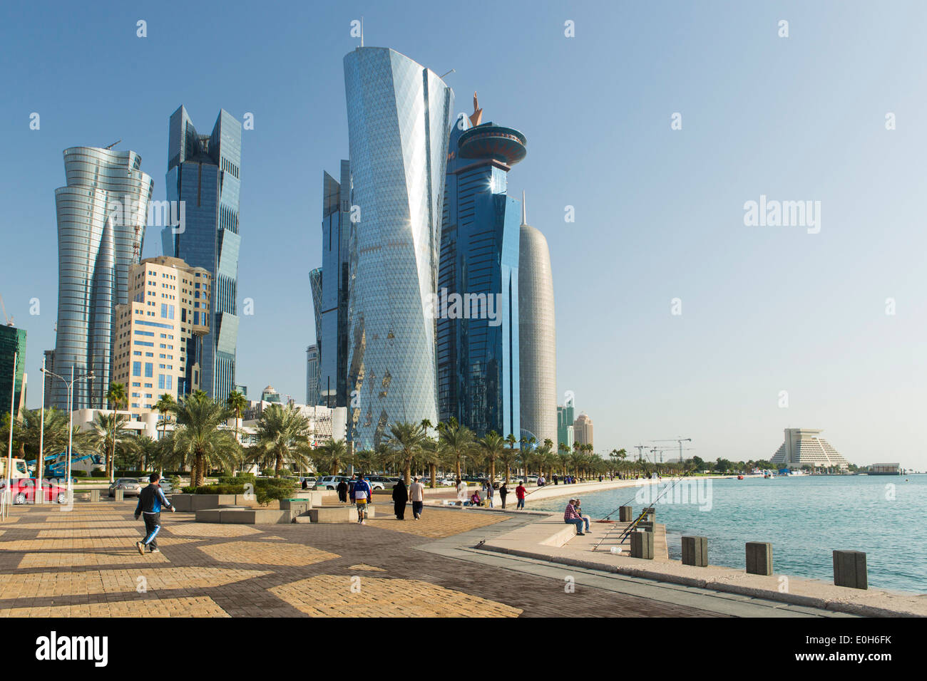 Doha, Qatar, en Oriente Medio, el nuevo skyline del distrito financiero central de West Bay Foto de stock
