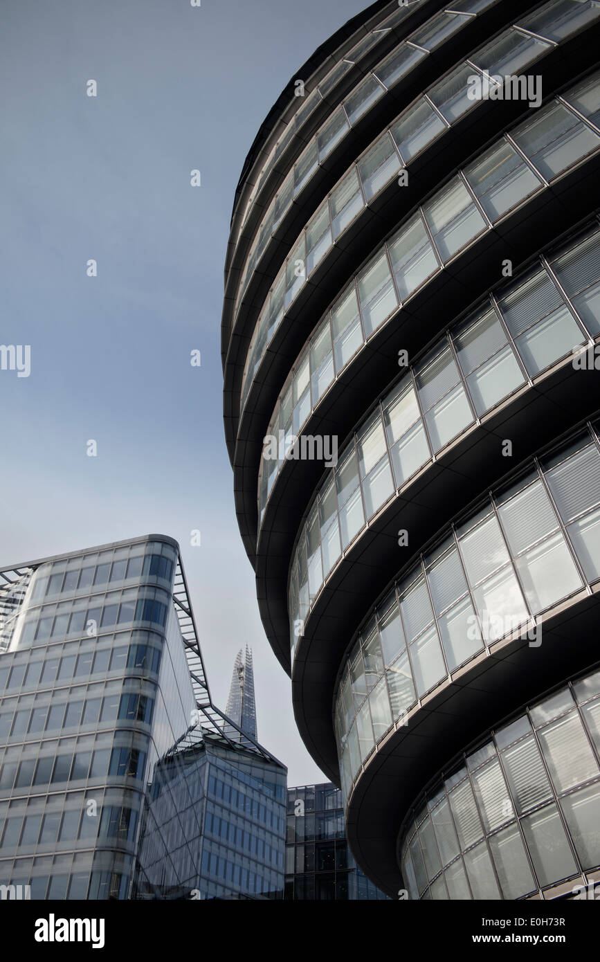 Arquitectura con Londres City Hall de Norman Foster y el Shard por Renzo Piano, rascacielos de la ciudad de Londres, Inglaterra, Uni Foto de stock