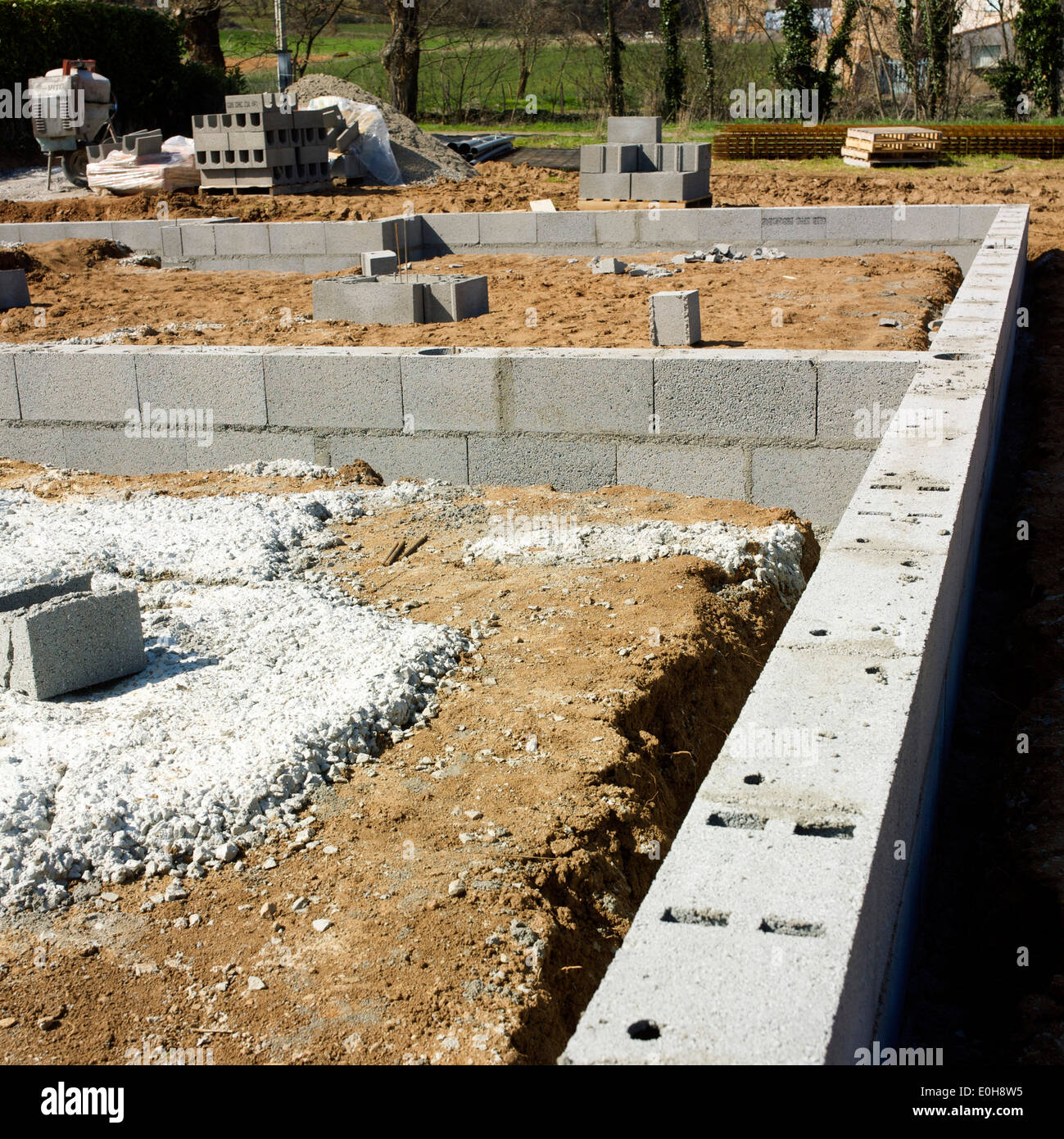 Bases para la construcción de una casa en un sitio en construcción Foto de stock