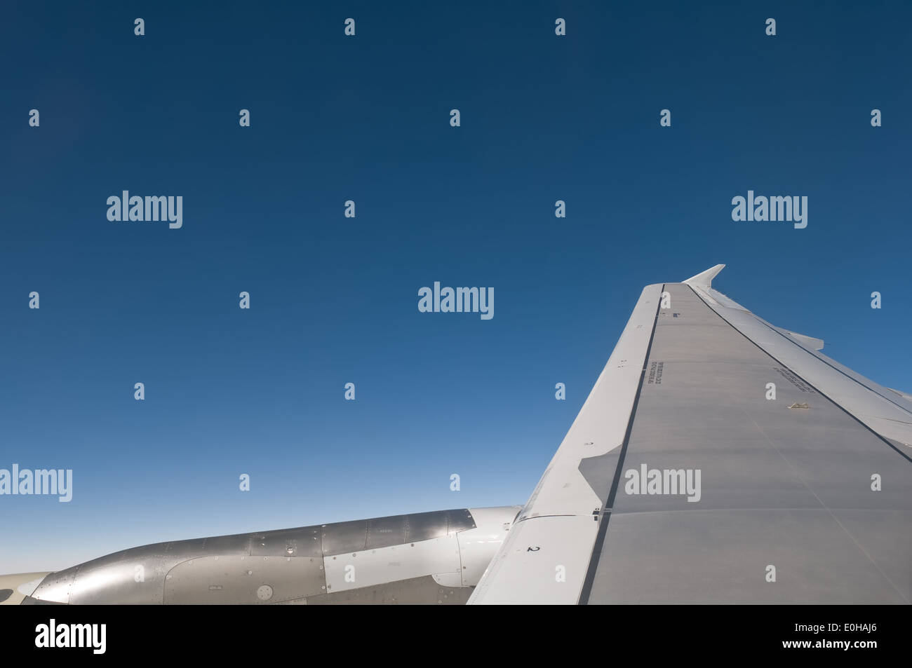 Mirando a través de una ventana de un avión grande Foto de stock