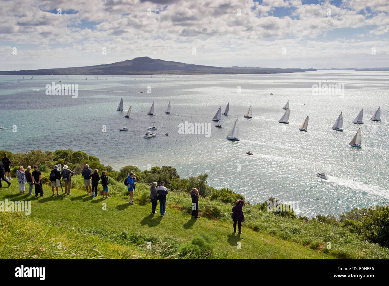 La carrera anual clásico yate costero sale por la Bahía de las Islas Auckland, Nueva Zelandia, el viernes, 25 de octubre de 2013. Foto de stock