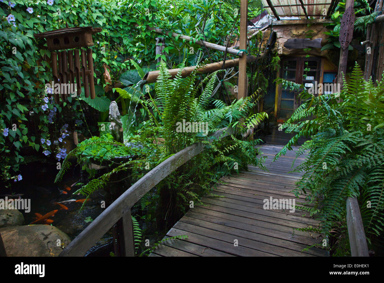 Santuario secreto es un ecléctico eco-lodge en Kuching, Sarawak, Borneo Foto de stock