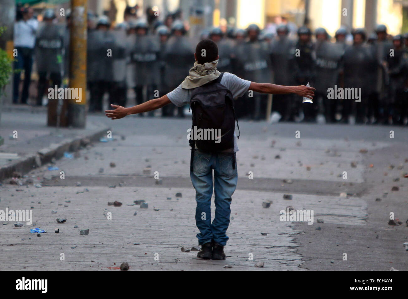 Tegucigalpa, Honduras. El 13 de mayo de 2014. Un partidario del ex presidente de Honduras, Manuel Zelaya, participa en un enfrentamiento contra la policía frente al Congreso Nacional en Tegucigalpa, Honduras, el 13 de mayo de 2014. Seguidores y diputados del Partido libertad y Refundación (Libre, por sus siglas en inglés), la segunda fuerza política en Honduras, irrumpieron en el Congreso Nacional el martes, después de chocar con los elementos de policía que protegía el Palacio Legislativo. Crédito: Rafael Ochoa/Xinhua/Alamy Live News Foto de stock