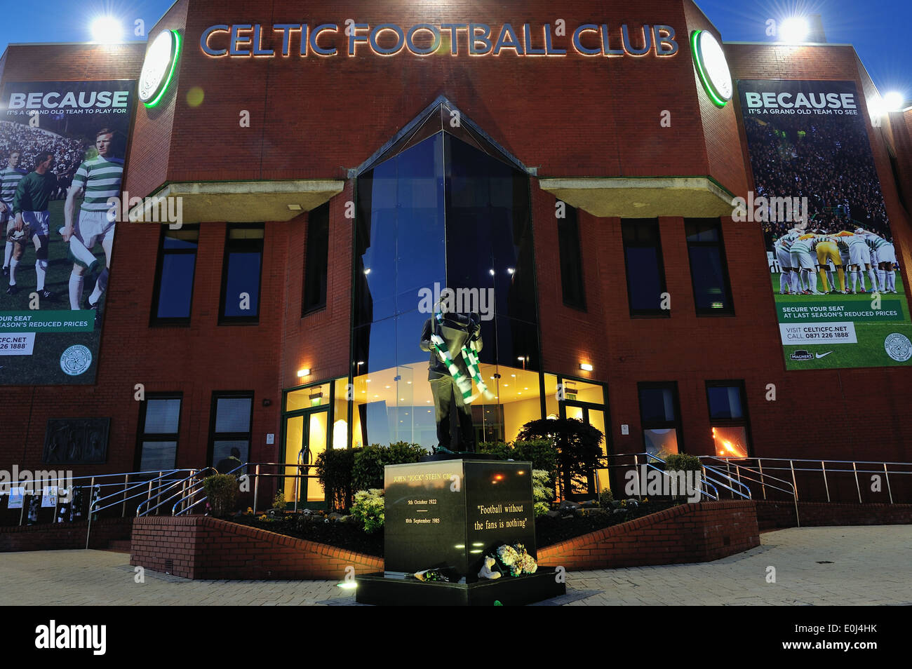 Celtic Park entrada principal con Jock Stein estatua portando una bufanda Foto de stock