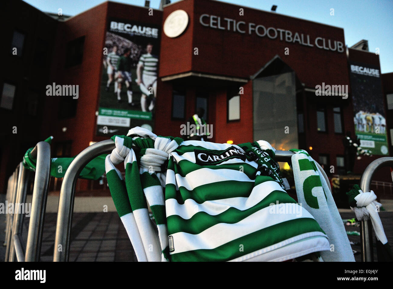 Camisetas y banderas atadas a las barandillas en el Celtic Park Foto de stock