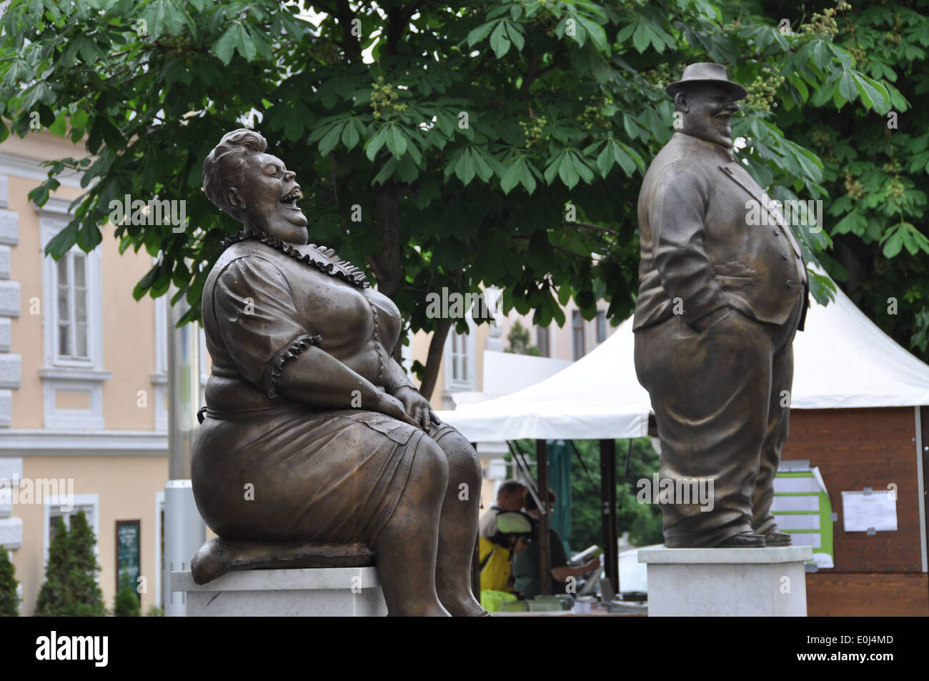Dos estatuas de bronce de una gran mujer y un gran hombre fuera del Karikatur Museum (museo de la Caricatura), Krems an der Donau. Foto de stock