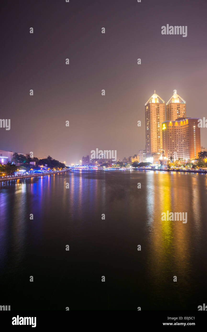 Río del amor en la noche en Kaohsiung, Taiwán Foto de stock