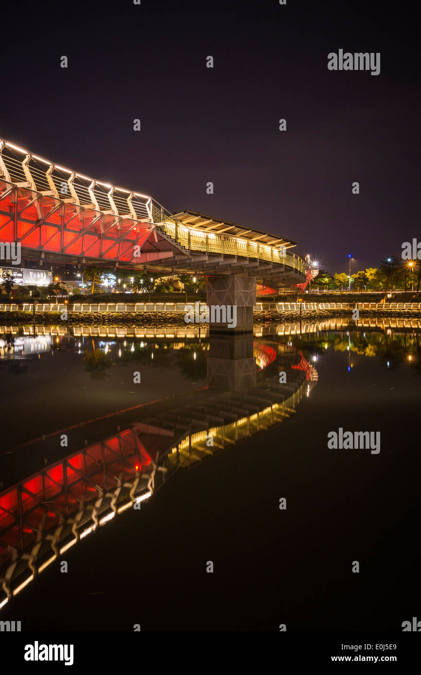 Rainbow Bridge de noche en Kaohsiung, Taiwán Foto de stock
