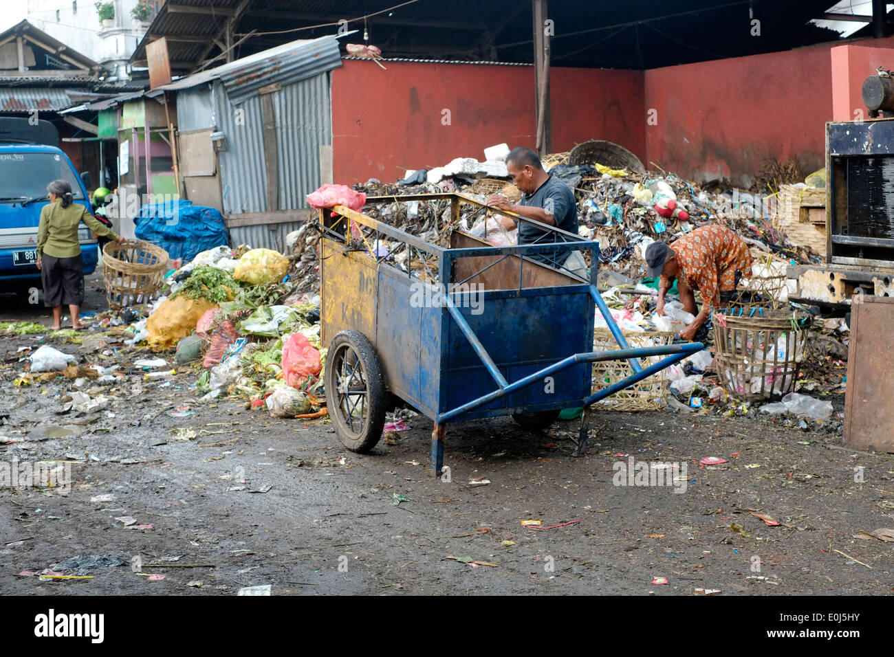 Hombre trabajando en un local de montón de fétida basura en un vertedero público en Malang, indonesia Foto de stock