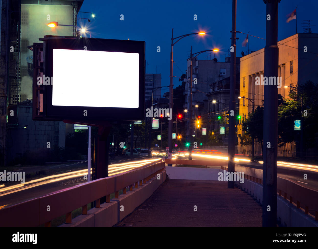 Las grandes vallas publicitarias de la ciudad en la noche en blanco en la  larga exposición Fotografía de stock - Alamy