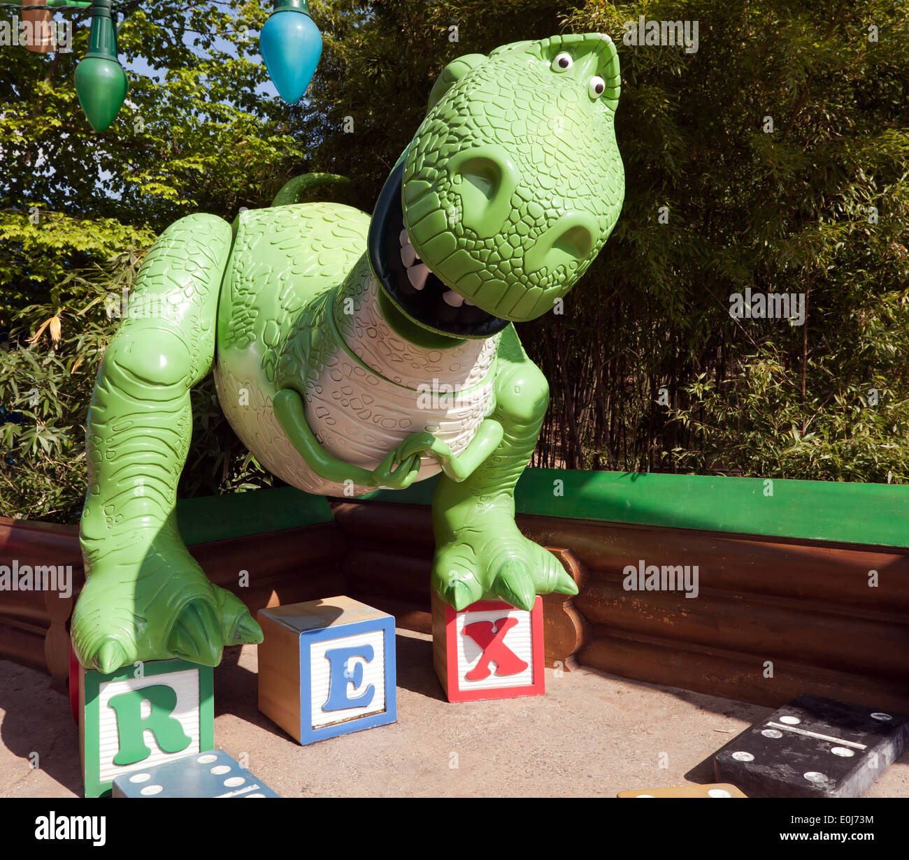 Rex, el dinosaurio de juguete en el área de Toy Story Play de los Estudios  Walt Disney, Marne-la-Vallée, Francia Fotografía de stock - Alamy