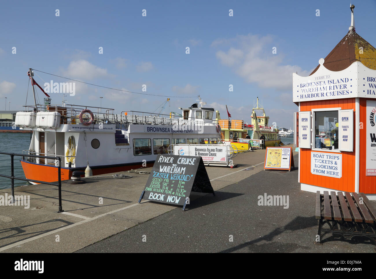 Ferry brownsea amarrados en la ciudad costera de Poole, en la costa de Dorset Foto de stock