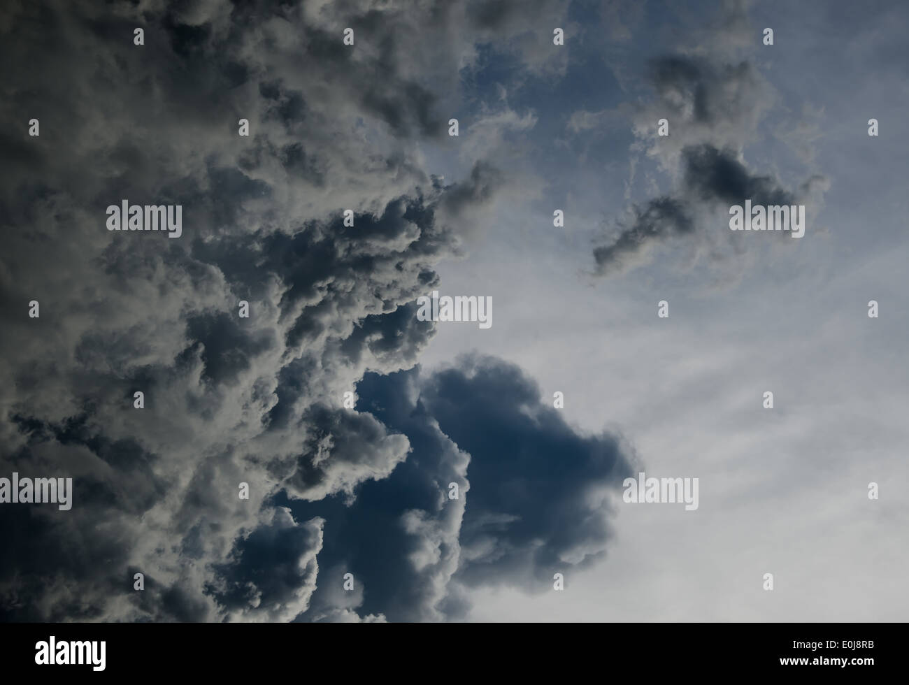 Nube oscura y tormenta en el cielo Foto de stock