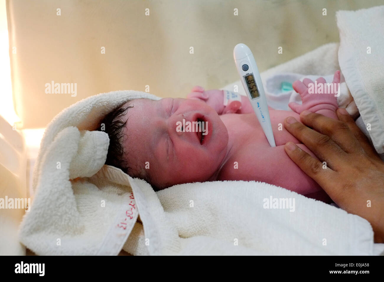 Bebé recién nacido niña con forma de corazón en la cabeza durmiendo cama en  el hospital Fotografía de stock - Alamy