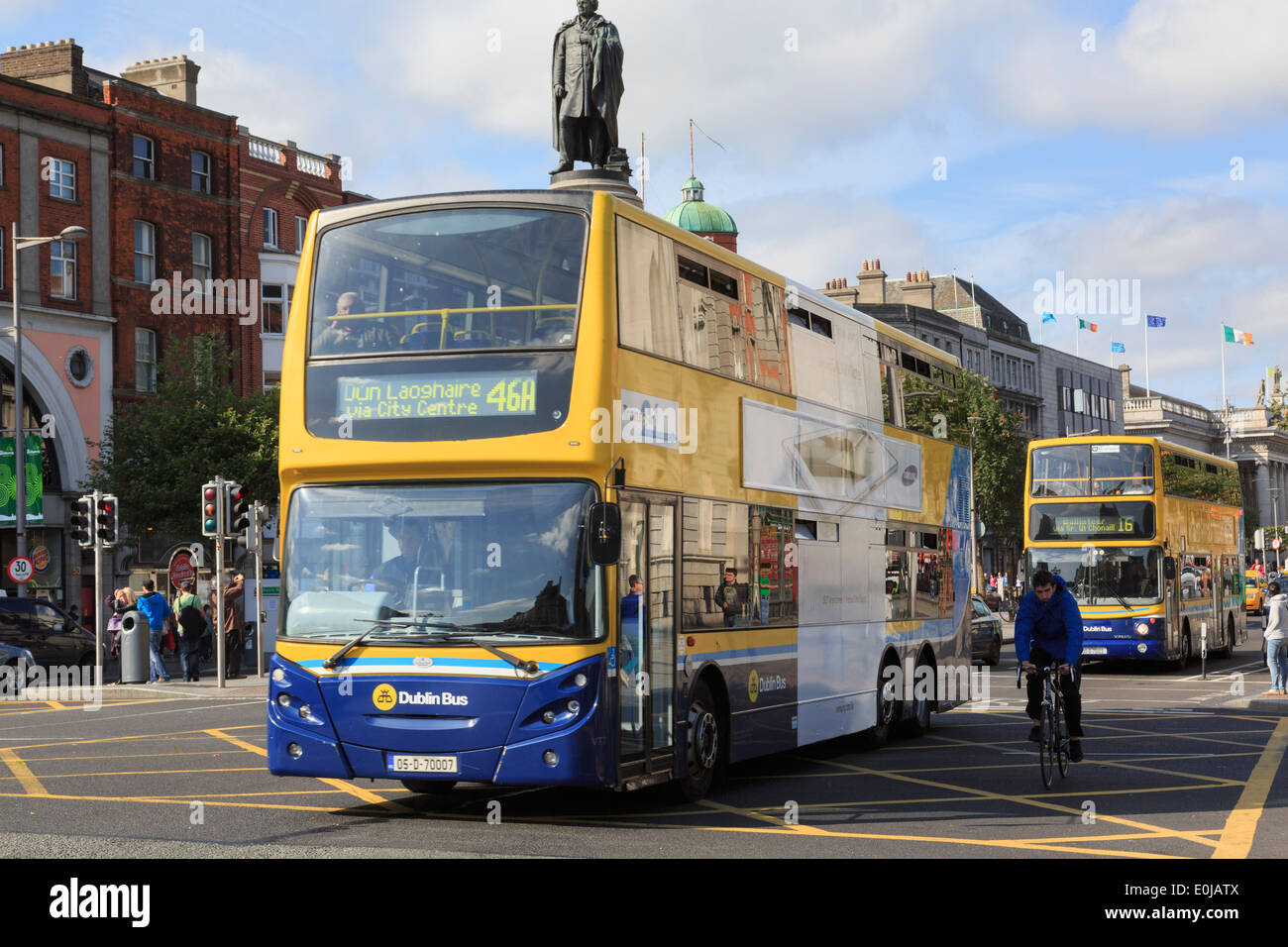 Double Decker buses pasando el Daniel O'Connell Monumento en O'Connell Street, Dublín, County Dublin, República de Irlanda, Irlanda Foto de stock