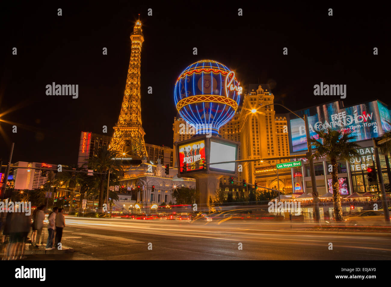 Vista del paisaje nocturno del Hotel de París y la Torre Eiffel de réplicas en miniatura de Las Vegas, Nevada, EE.UU. Foto de stock