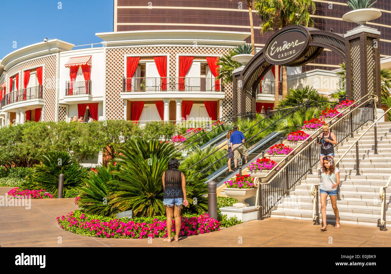 El hotel casino Encore entrada rodeado de hermosas plantaciones en Las Vegas, Nevada Foto de stock