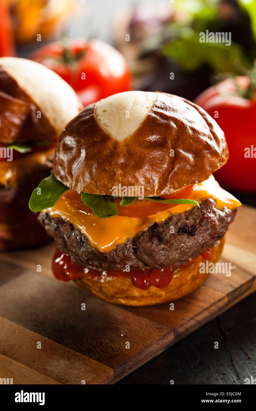 Hamburguesa casera deslizadores con lechuga tomate y queso Foto de stock