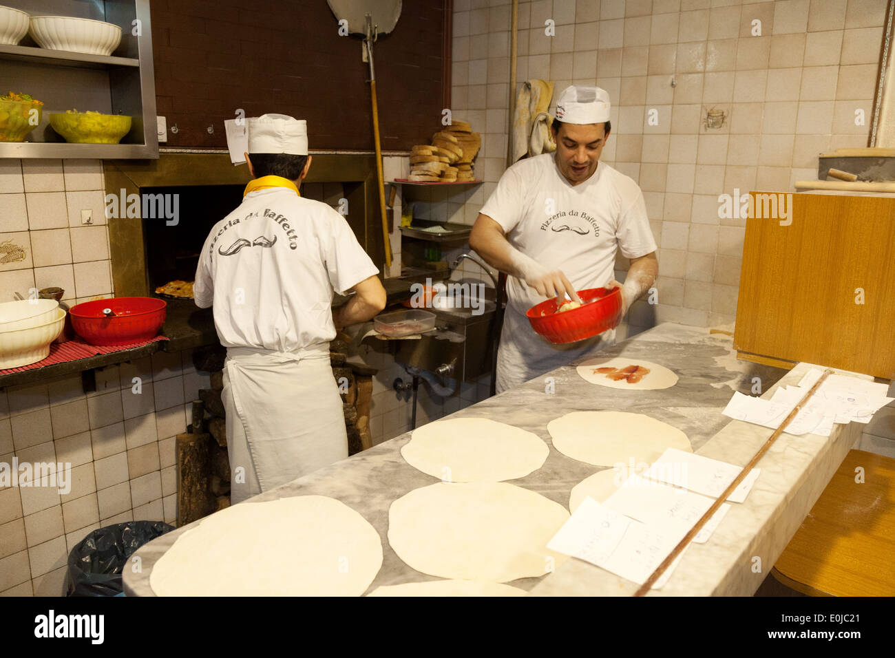 Los cocineros hacer pizzas en la cocina de pizzeria da Baffetto en Roma haciendo pizzas pizza Roma, Italia Europa Foto de stock