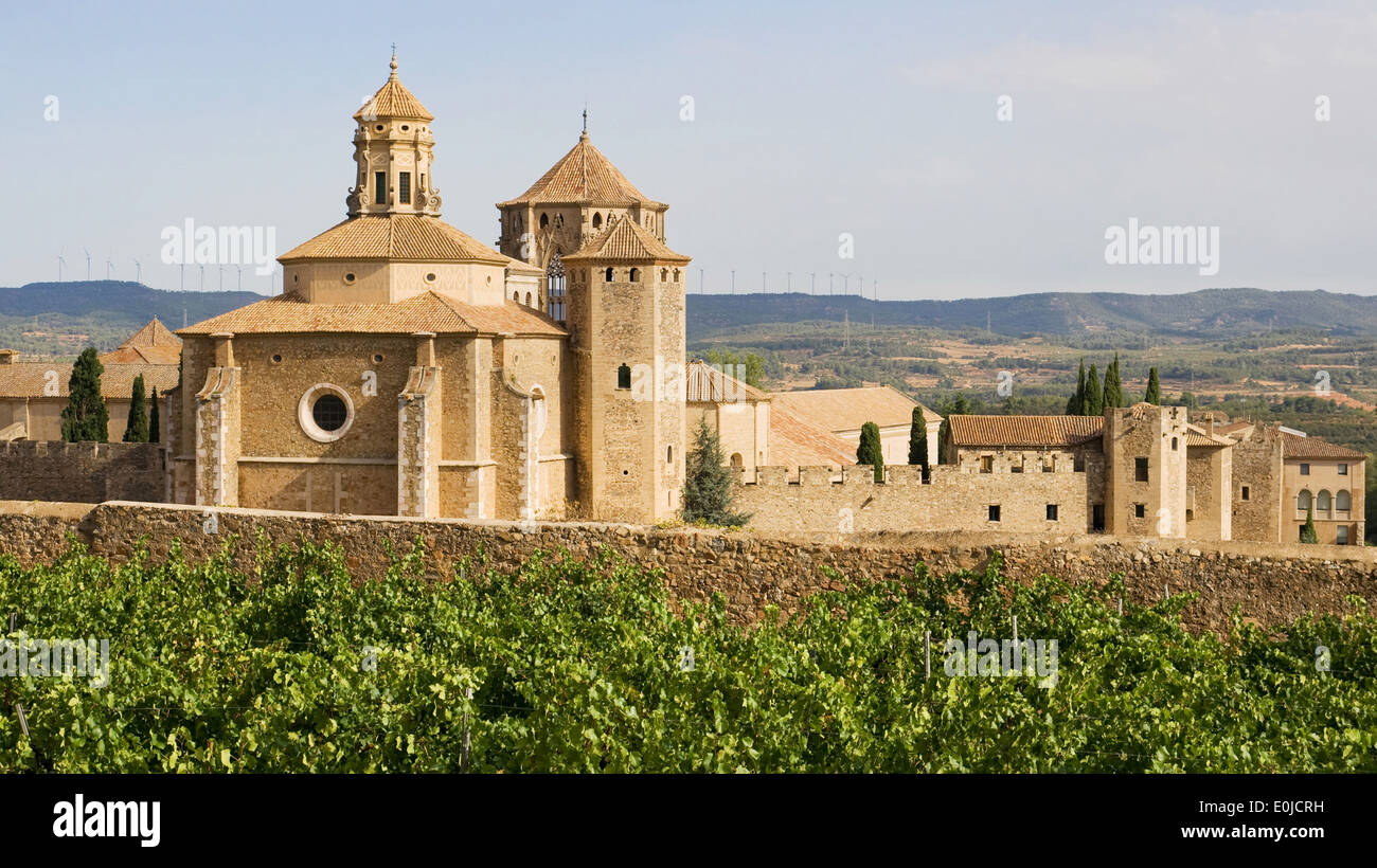 El monasterio cisterciense del siglo XII de Santa Maria de Poblet, en Cataluña. Foto de stock