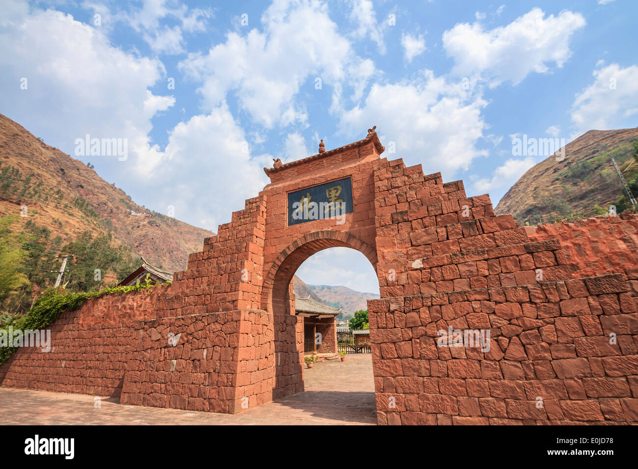 Puerta de la antigua ciudad Heijing en Yunnan, China Foto de stock
