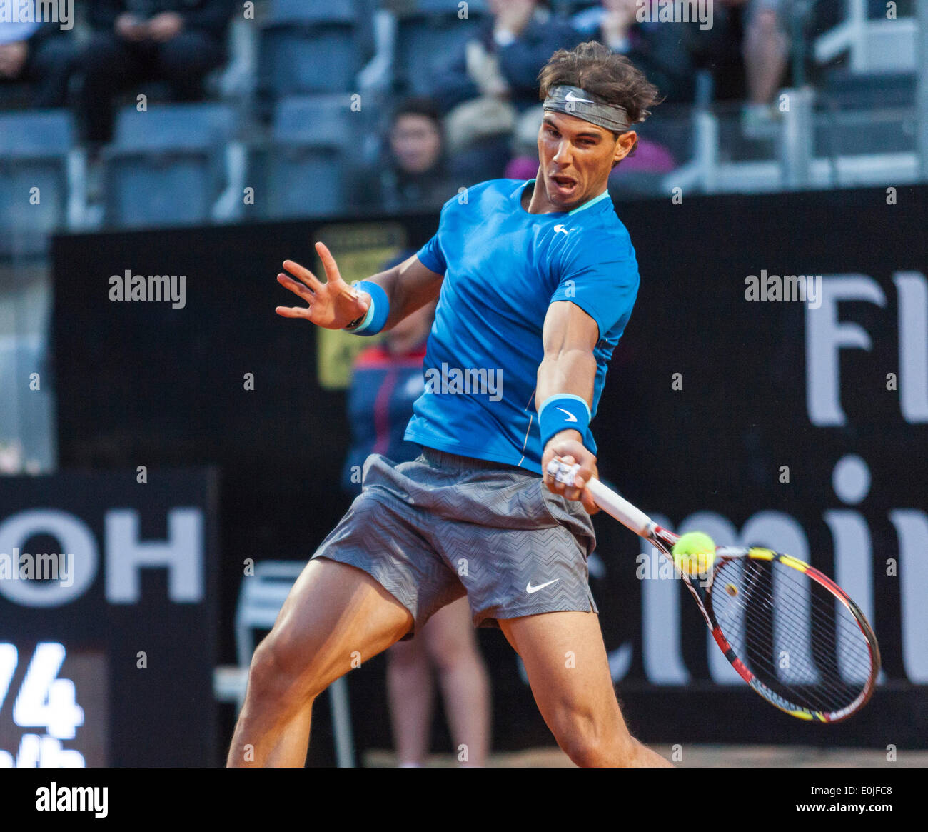 Rafael Nadal jugando en el ATP Masters de tenis internacional de Roma Foto de stock